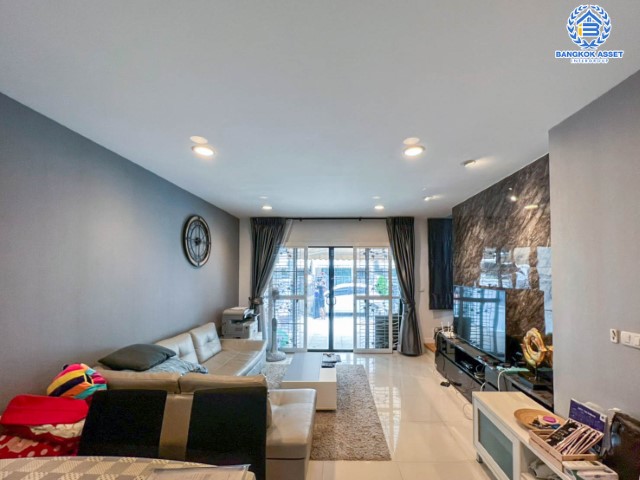 ทาวน์เฮ้าส์มือสอง ม.บ้านกลางเมือง นวมินทร์42 แบรนด์ AP เนื้อที่ 18.1 ตร.ว. มาพร้อมฟังก์ชัน 3 ห้องนอน 3 ห้องน้ำ 2 ที่จอดรถ แถมฟรี !!! เครื่องปรับอากาศ 4 เครื่อง และเครื่องทำน้ำอุ่น 2 เครื่อง สภาพแวดล้อมเยี่ยม ทำเลดีเชื่อมต่อ ถ.รามอินทรา, ถ.เกษตร-นวมินทร์ ใกล้รถไฟฟ้าสายสีชมพู "สถานีนพรัตน์" และทางด่วน ฉลองรัช…